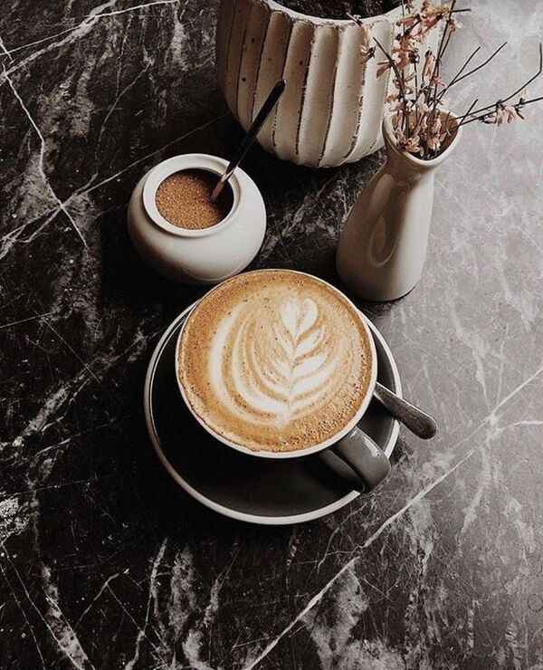 Rauhallinen aamupöytä ja lämmin juoma luonnonvalossa